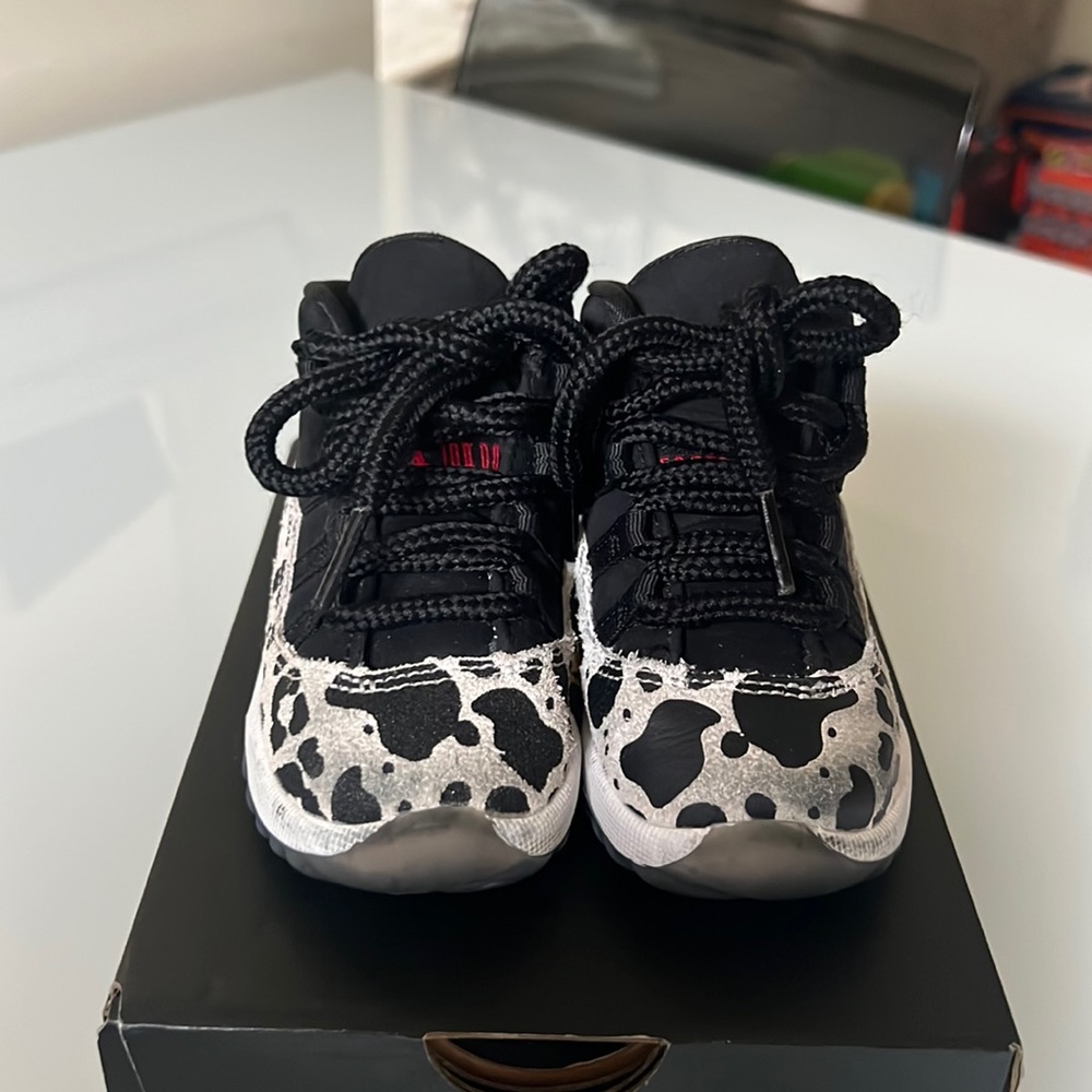 JORDAN 11 RETRO - 6C TODDLER BLACK / GYM RED / SAIL WHITE - Picture 4 of 11